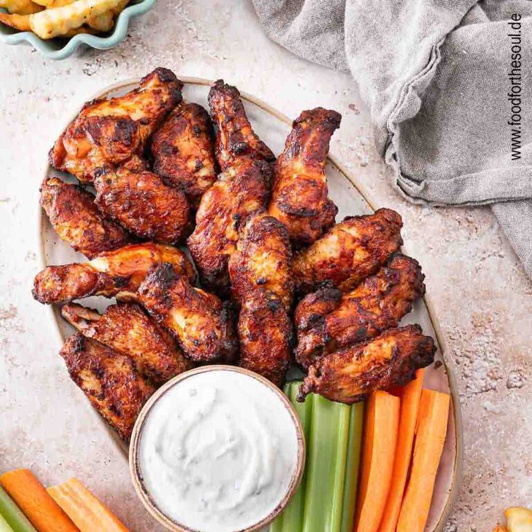 Im Airfryer frittierte TK Chicken Wings angerichetet mit Dip, Sellerie und Karotten
