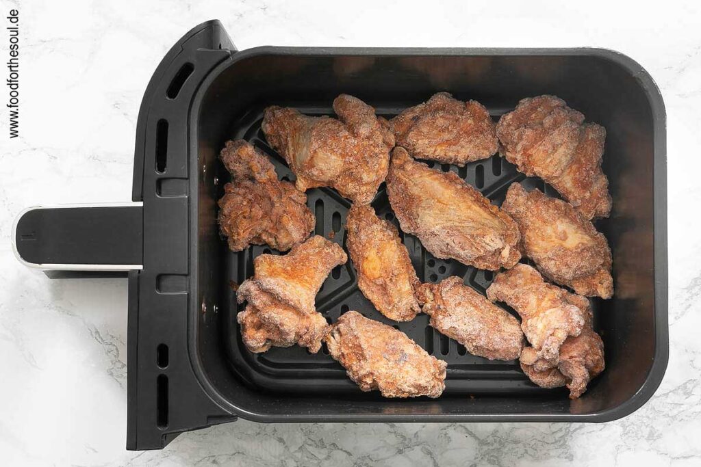 Gefrorene Chicken Wings in Frittierkorb legen und Airfryer starten - Schritt 1