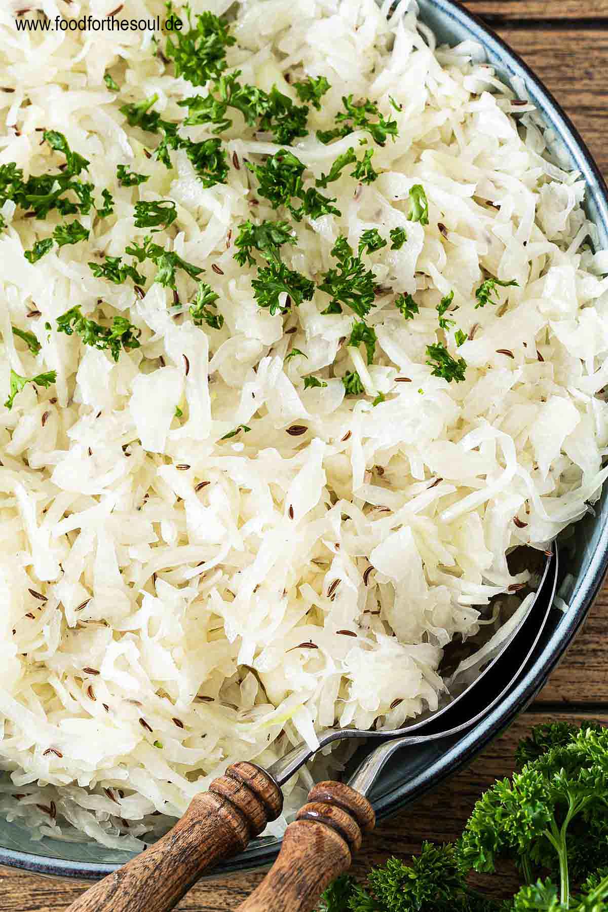 Klassischer Weißkohlsalat angerichtet in einer Schale