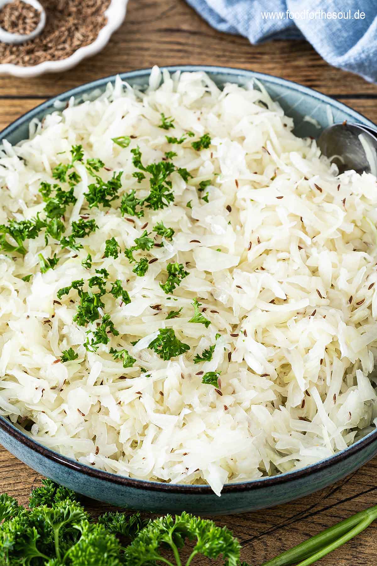 Klassischer Weißkohlsalat angerichtet in einer Schale