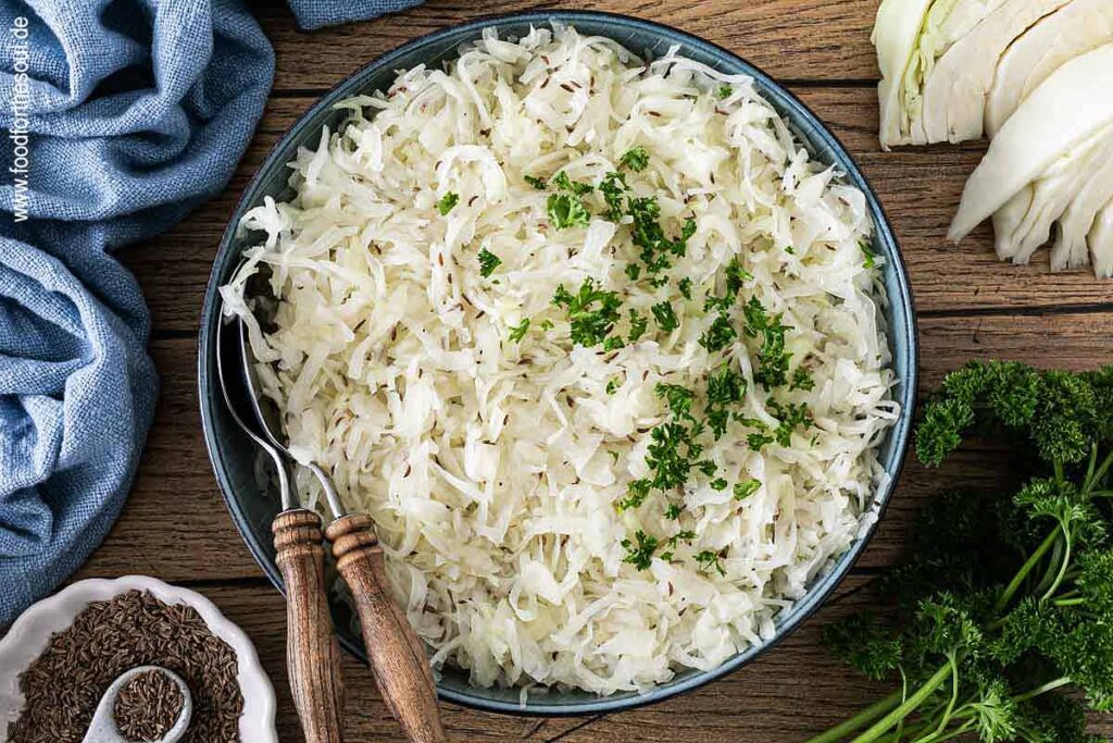 Klassischer Weißkohlsalat angerichtet in einer Schale