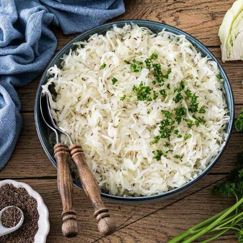 Klassischer Weißkohlsalat angerichtet in einer Schale