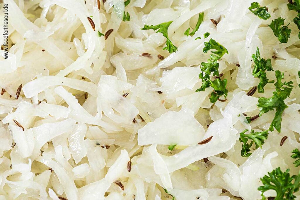 Klassischer Weißkohlsalat mit Kümmel