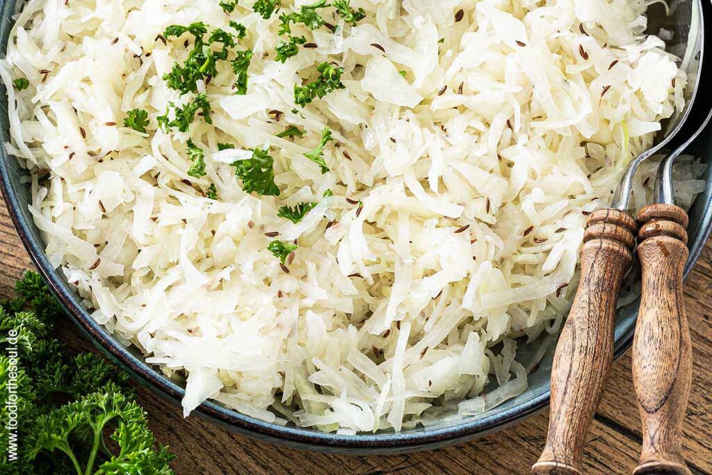 Klassischer Weißkohlsalat angerichtet in einer Schale