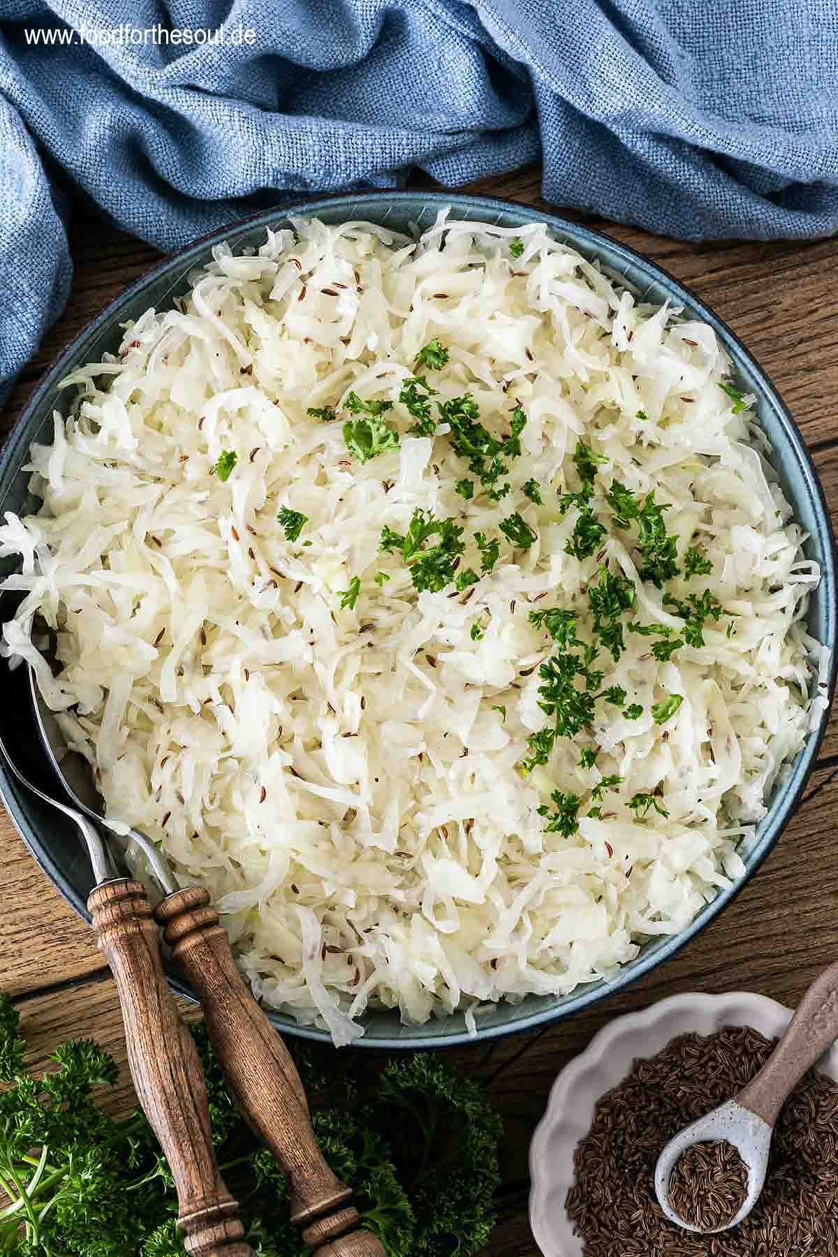 Klassischer Weißkohlsalat angerichtet in einer Schale