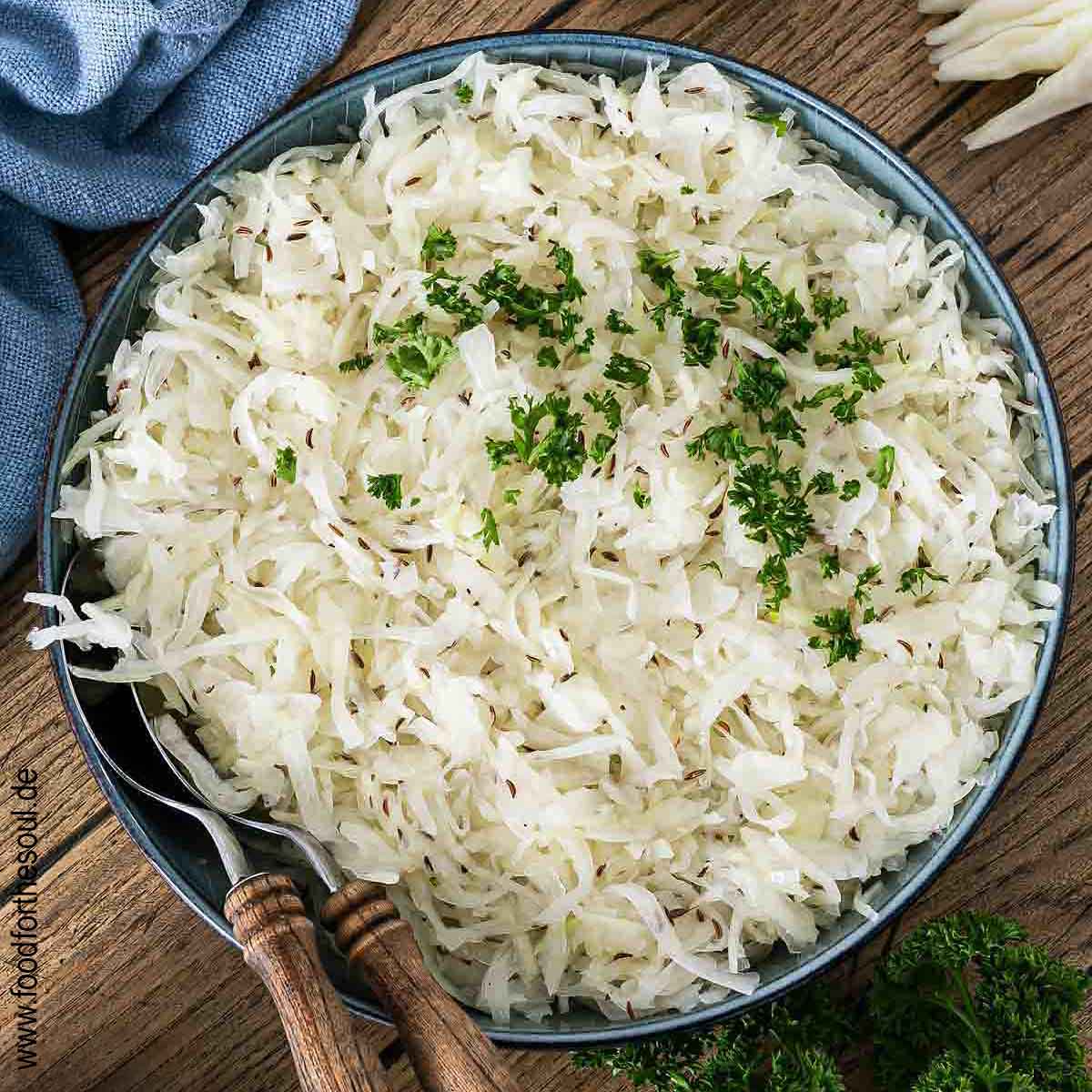 Klassischer Weißkohlsalat angerichtet in einer Schale