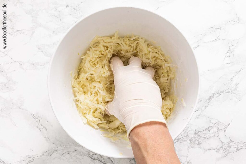 Weißkohl mit Salz kneten - Schritt 2