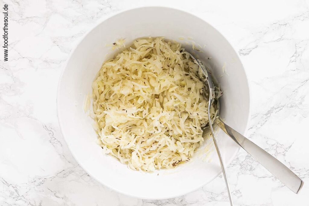 Weißkohl mit Dressing vermengen - Schritt 4