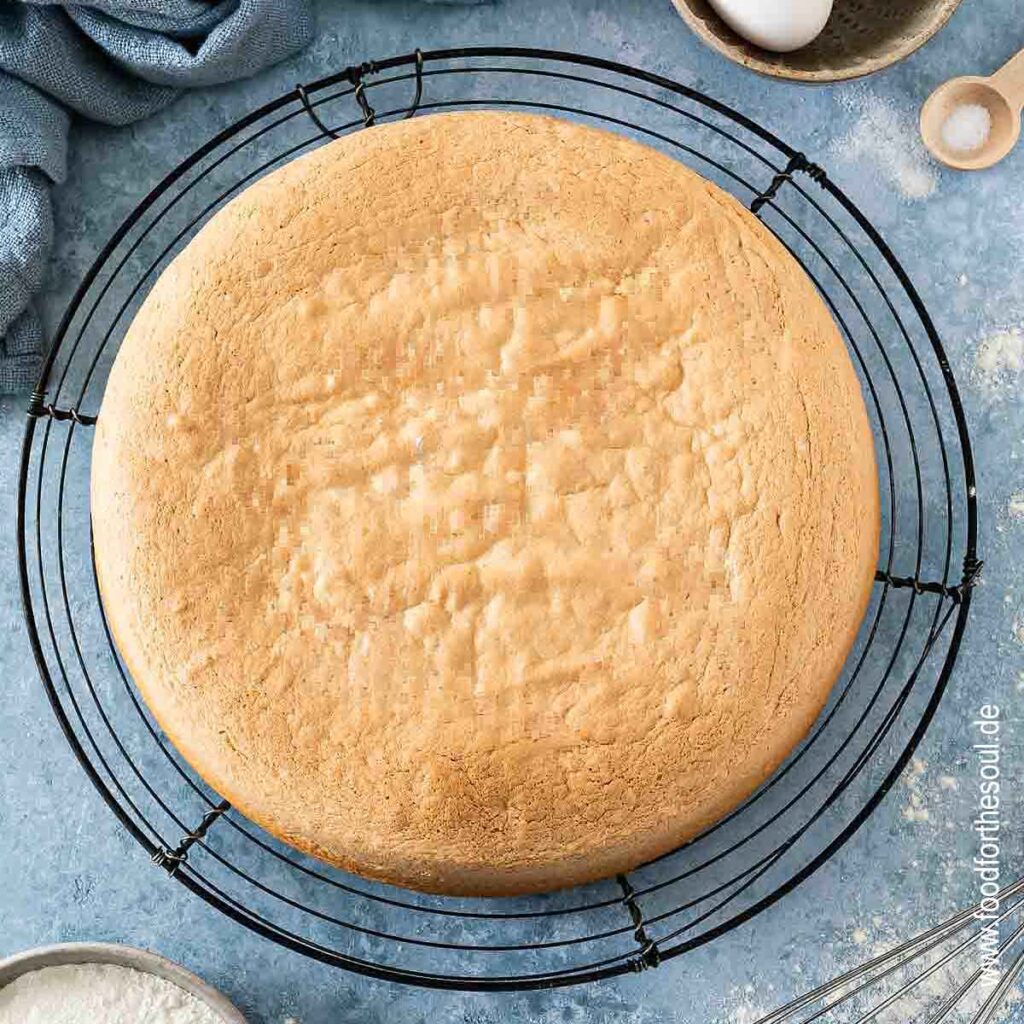 Gebackener Biskuitboden auf einem Auskühlgitter