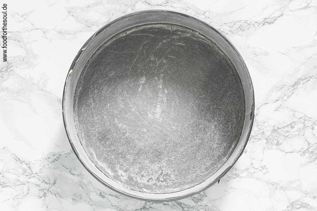 Springform einfetten und mit Mehl bestäuben - Schritt 1