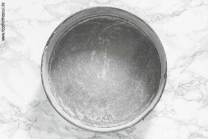 Springform einfetten und mit Mehl bestäuben - Schritt 1