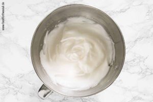 Eiweiß und Salz zu Eischnee schlagen - Schritt 2