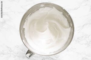 Zucker in Eischnee rieseln lassen und zu Baiser schlagen - Schritt 3