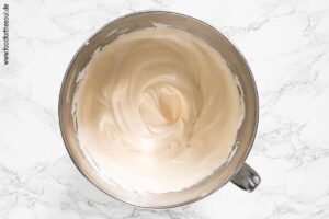 Eigelb unter das Baiser rühren - Schritt 4