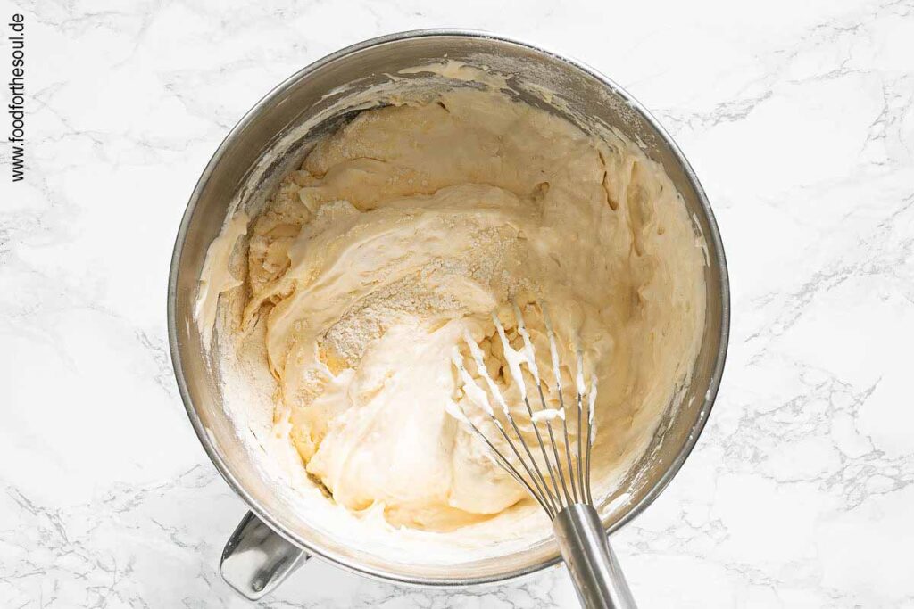 Mehl mit Backpulver mischen und mit Schneebesen unter das Baiser heben - Schriit 5