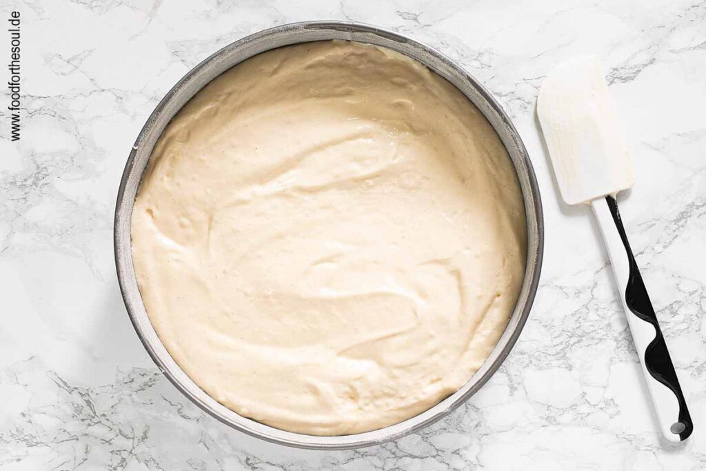 Biskuitmasse in Backform füllen - Schritt 6