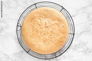 Biskuitboden aus der Form stürzen und auskühlen lassen - Schritt 8