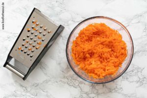 Karotten schälen und raspeln - Schritt 2