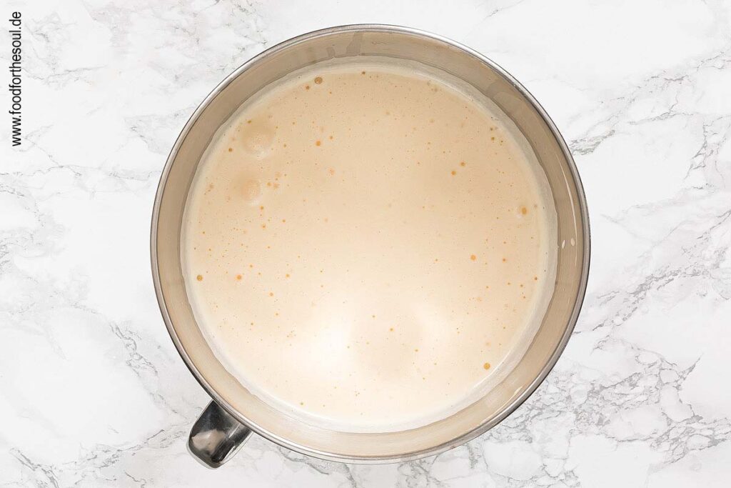 Eier, Zucker und Salz schaumig schlagen - Schritt 3