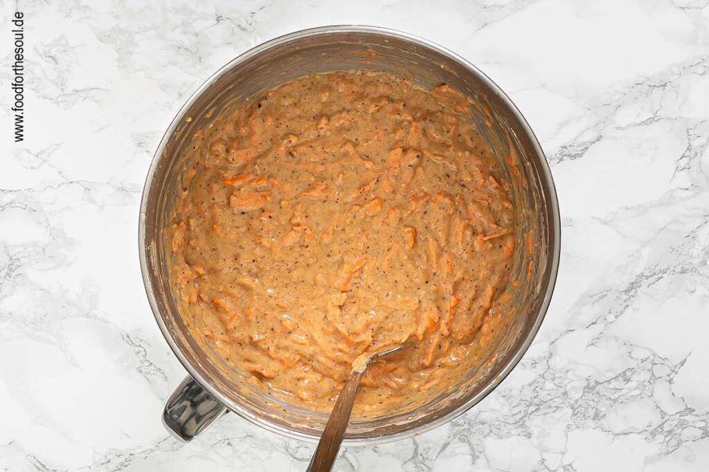 Geraspelte Karotten unter den Teig heben - Schritt 5