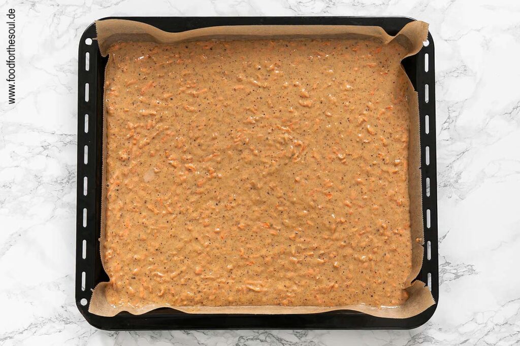 Kuchenteig auf ein mit Backpapier belegtes Backblech füllen - Schritt 6