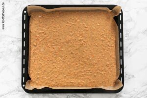 Kuchenteig auf ein mit Backpapier belegtes Backblech füllen - Schritt 6