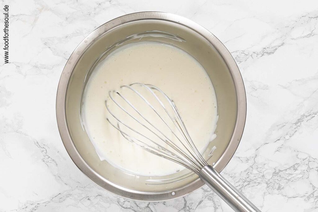 Frischkäse, Puderzucker und Zitronensaft zum Frosting verrühren - Schritt 7