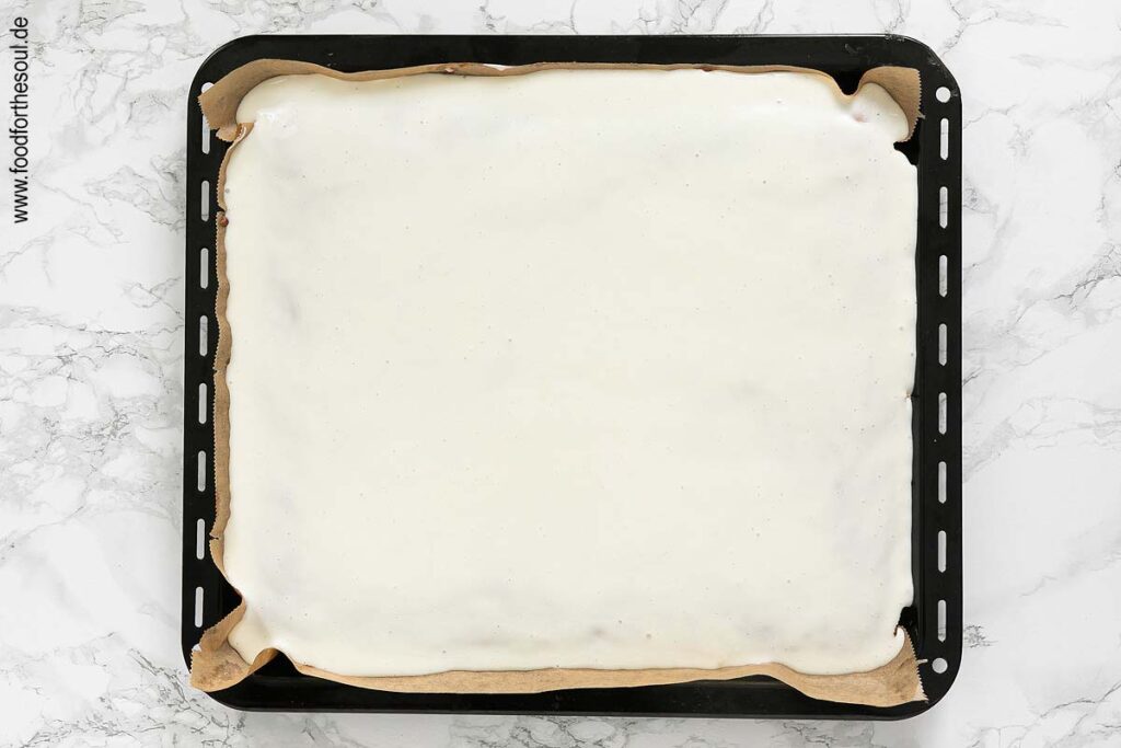 Frosting auf gebackenem und abgekühlten Karottenkuchen verteilen - Schritt 8