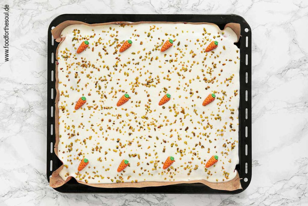 Karottenkuchen mit gehackten Pistazien und Marzipan-Möhren dekorieren - Schritt 9