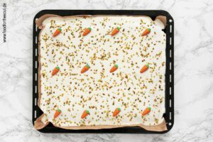 Karottenkuchen mit gehackten Pistazien und Marzipan-Möhren dekorieren - Schritt 9