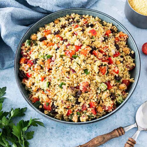 Frisch zubereiteter Couscous Salat in einer Schale