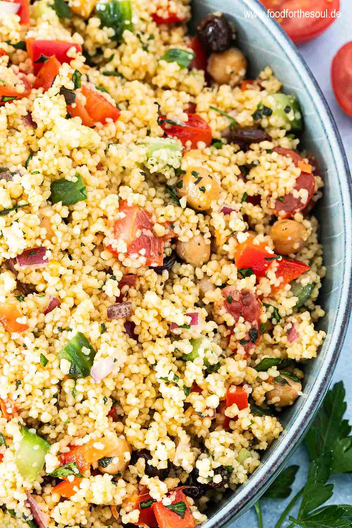 Frisch zubereiteter Couscous Salat in einer Schale