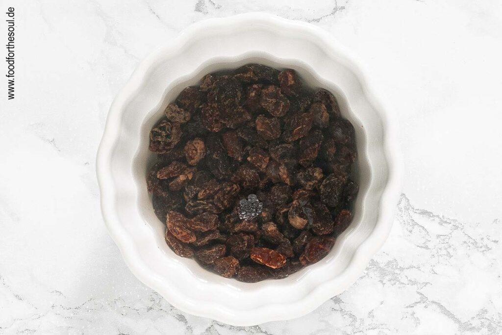 Rosinen in Wasser einweichen - Schritt 1
