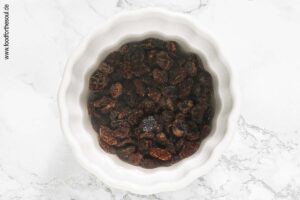 Rosinen in Wasser einweichen - Schritt 1