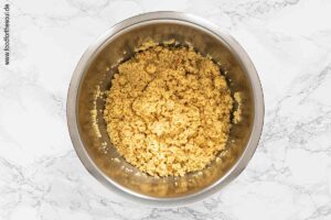 Couscous mit heißer Gemüsebrühe quellen lassen - Schritt 2