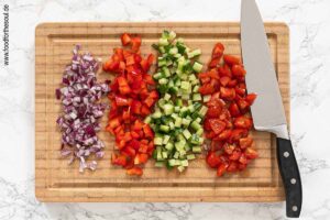 Paprika, Salatgurke, Tomaten und Zwiebel würfeln - Schritt 4