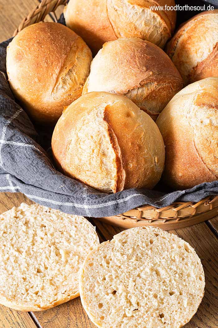 Frisch gebackene Sonntagbrötchen in einem Brotkorb