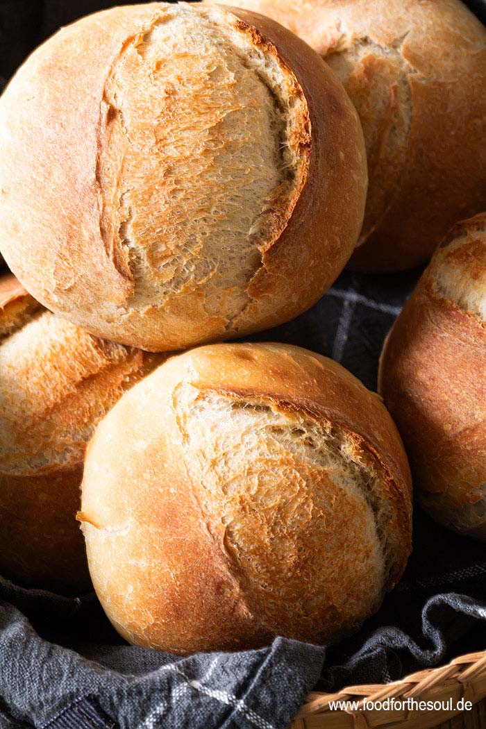 Frisch gebackene Sonntagbrötchen in einem Brotkorb