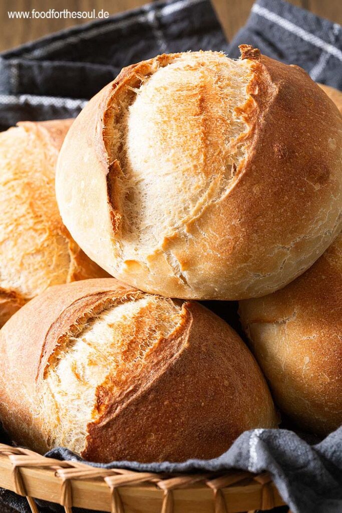 Frisch gebackene Sonntagbrötchen in einem Brotkorb