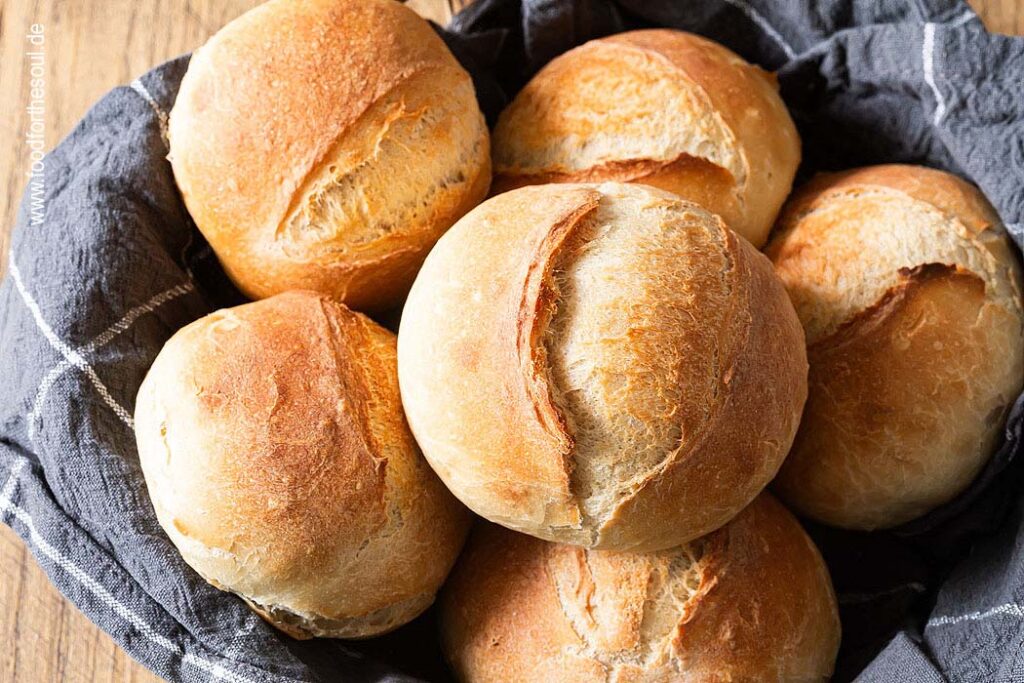 Frisch gebackene Brötchen in einem Brotkorb