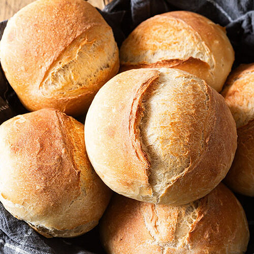 Frisch gebackene Sonntagbrötchen in einem Brotkorb