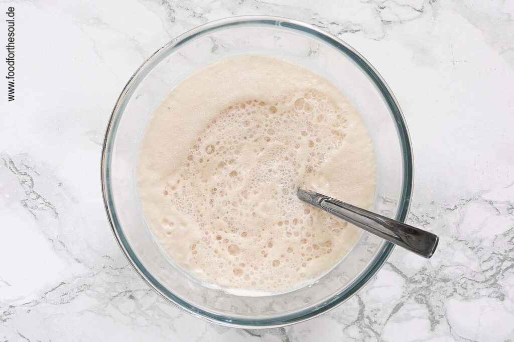 Hefe und Zucker auflösen und anspringen lassen - Schritt 1