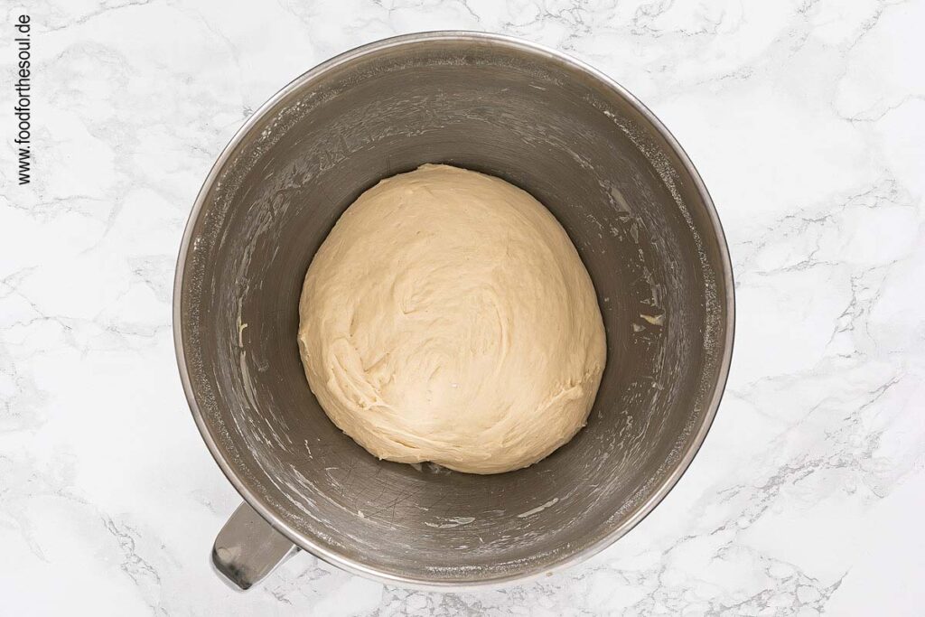 Zutaten zum Hefeteig kneten - Schritt 3