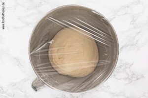 Hefeteig abdecken und gehen lassen - Schritt 4