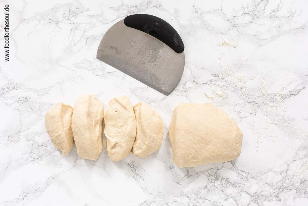 Hefeteig zu Rolle formen und Teiglinge abstechen - Schritt 5