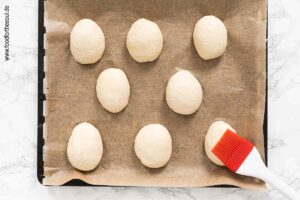 Brötchen mit Wasser einpinseln - Schritt 7