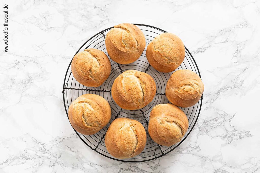 Brötchen backen und anschließend abkühlen lassen - Schritt 9