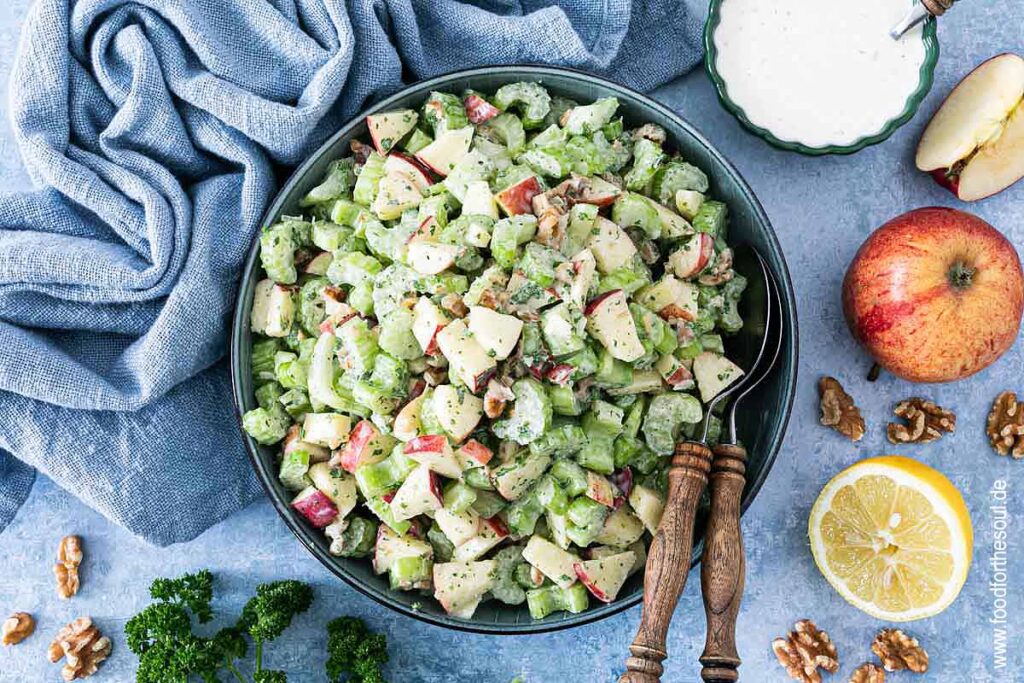 Staudenselleriesalat angerichtet in einer Salatschüssel