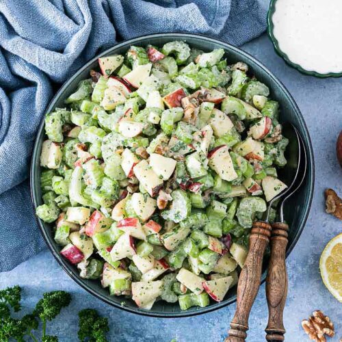 Staudenselleriesalat angerichtet in einer Salatschüssel