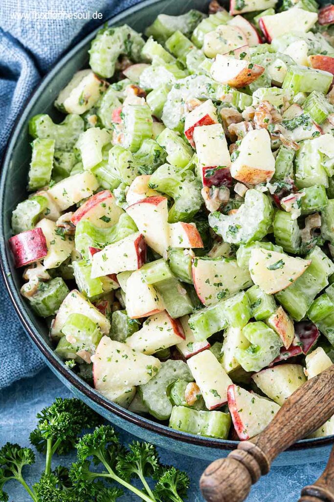 Staudenselleriesalat angerichtet in einer Salatschüssel